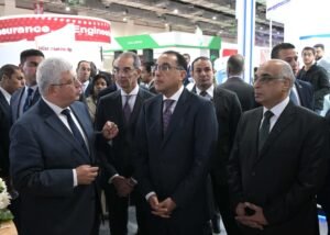 رئيس الوزراء يتفقد جناح وزارة التعليم العالي والبحث العلمي

