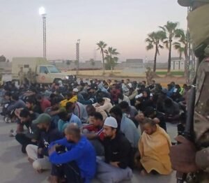 مسؤولون ليبيون: احتجاز مئات المهاجرين حاولوا عبور الصحراء إلى أوروبا