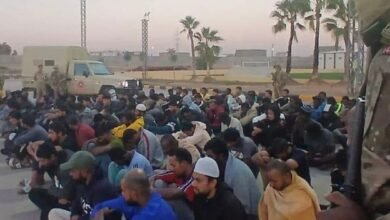 مسؤولون ليبيون: احتجاز مئات المهاجرين حاولوا عبور الصحراء إلى أوروبا
