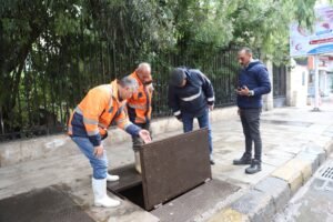 رئيس «صرف الإسكندرية» يتفقد أعمال رفع تراكمات مياه الامطار
