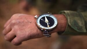 عالم روسي يشكف كيف تغيرت حركة إبرة البوصلة على مدار مائة عام