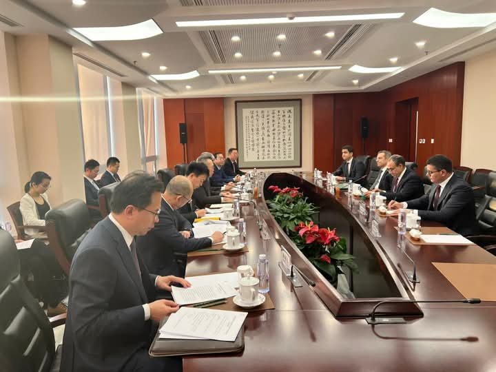 وزير الخارجية والهجرة يلتقي بوزير دائرة العلاقات الدولية باللجنة المركزية للحزب الشيوعي الصيني