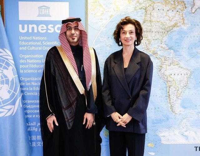 د. الطخيس يُقدّم أوراق اعتماده مندوبًا دائمًا للمملكة لدى "اليونسكو" إلى المديرة العامة للمنظمة