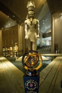 وفد من الاتحاد الدولي لكرة القدم يزور المتحف المصري الكبير بمصاحبة كأس العالم للأندية