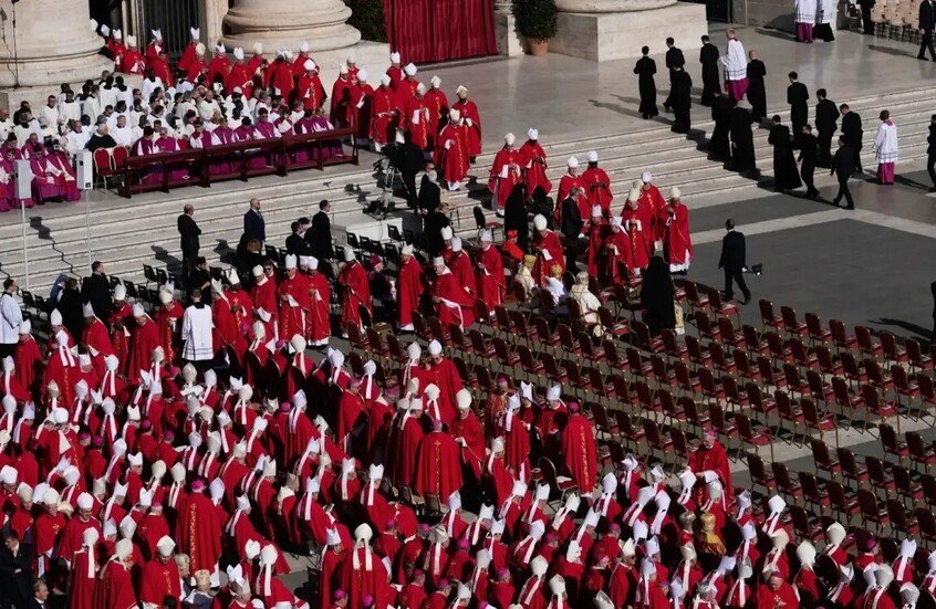 تشييع البابا فرنسيس إلى مثواه الأخير بحضور قادة العالم وآلاف المسيحيين 