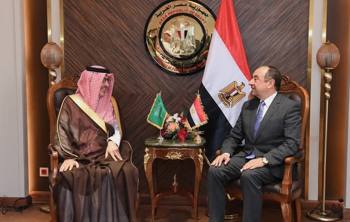 سفير السعودية بالقاهرة يلتقي وزير قطاع الأعمال المصري لبحث تعزيز التعاون وفرص الاستثمار