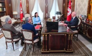 رئيس الجمهورية التونسية يعقد اجتماعا مع عدد من مؤسسي الدولة