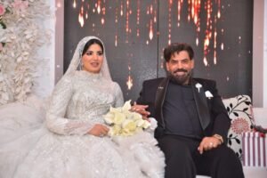 الزميل سباعي إبراهيم مدير تحرير وكالة أنباء الشرق الأوسط يهنيء كابتن حسن العزازي والدكتورة هند عزازي