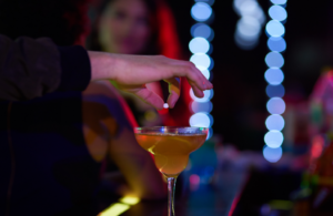 ابتكار كوري.. وشم مؤقت يكشف المخدرات في المشروبات خلال ثانية واحدة