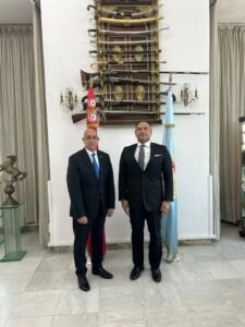 سفير مصر في تونس يلتقي بوزير الدفاع الوطني التونسي