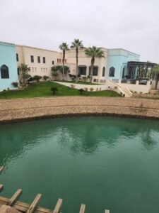 صلالة الواقعة في أقصى جنوب سلطنة عُمان تشهد مشهدًا طبيعيًا فريدًا