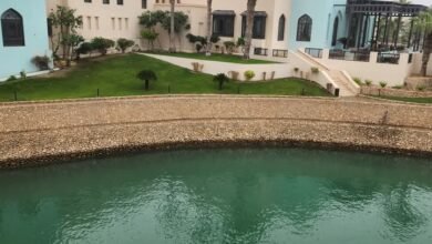 صلالة الواقعة في أقصى جنوب سلطنة عُمان تشهد مشهدًا طبيعيًا فريدًا