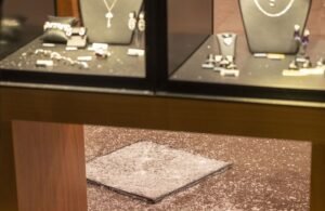 الولايات المتحدة.. لصوص ينهبون مجوهرات بمليوني دولار في أقل من دقيقتين