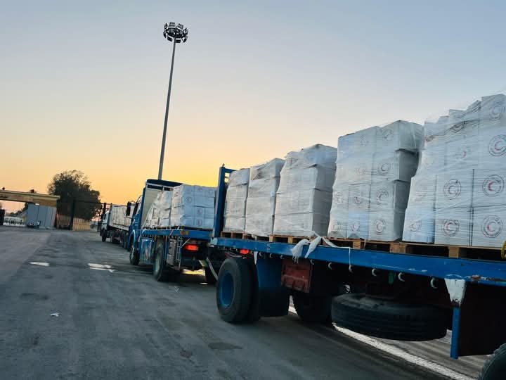 الهلال الأحمر المصري يدفع نحو 2300 طن مساعدات غذائية وطبية في قافلة «زاد العزة» الـ 19 إلى غزة