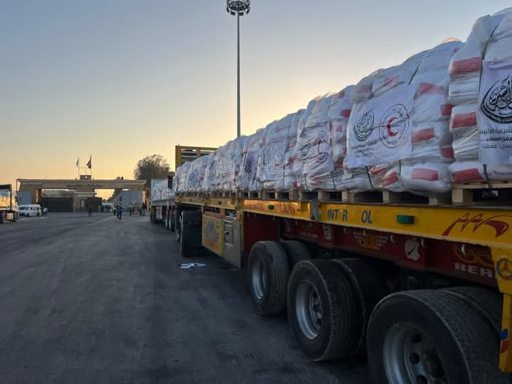 الهلال الأحمر المصري يدفع  205 شاحنة وأكثر من 3500 طن مساعدات غذائية وإغاثية عاجلة