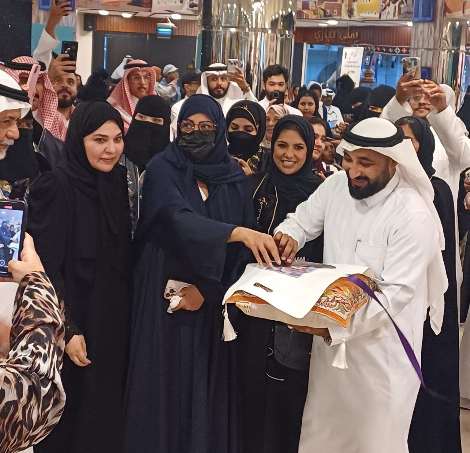 إلهامات فان جوخ".. احتفاء بالجمال العربي في عباءة الإلهام العالمي