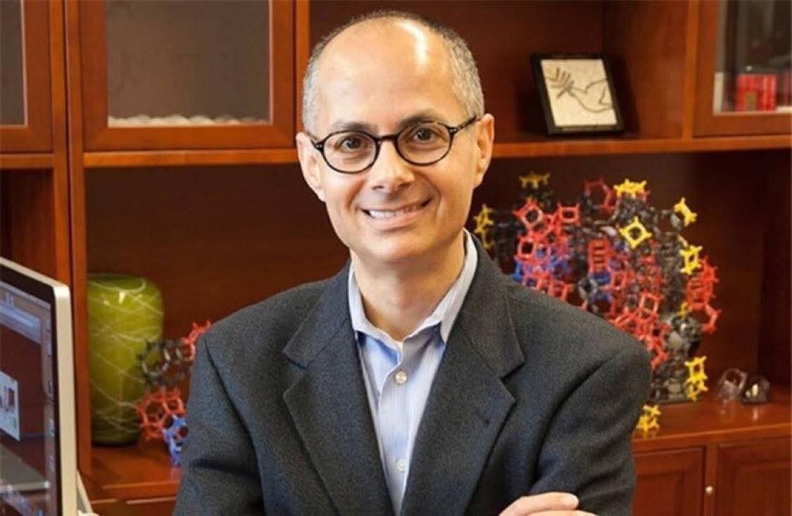 البروفيسور فؤاد عودة يهنيء العالم الأردني لفوزه على جائزة نوبل في الكيمياء