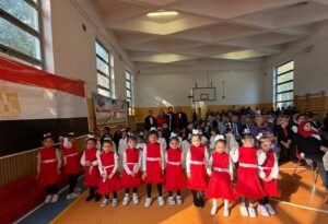 أطفال الجالية المصرية يتغنون بالنشيد الوطني المصري