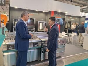 القنصل العام وليد عثمان بميلانو يتفقد المعرض المصري في ميلانو