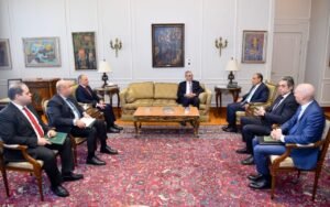 وزير الخارجية يستقبل رئيس اللجنة الوطنية لإدارة غزة ويؤكد دعم مصر الكامل للجنة