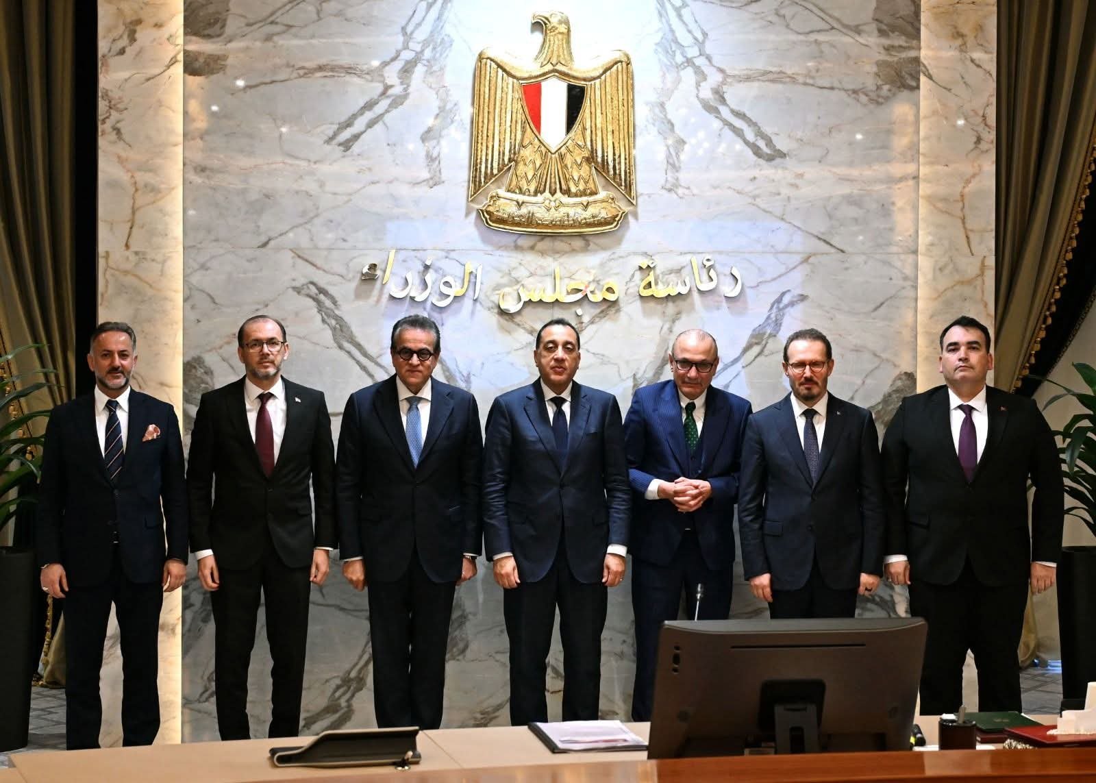رئيس الوزراء ووزير الصحة يلتقون بنائب وزير الصحة والسفير التركي لتعزيز التعاون الصحي