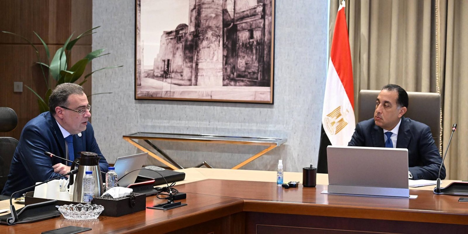 رئيس الوزراء يتابع مع رئيس الجهاز المركزي للتنظيم والإدارة عددا من ملفات العمل