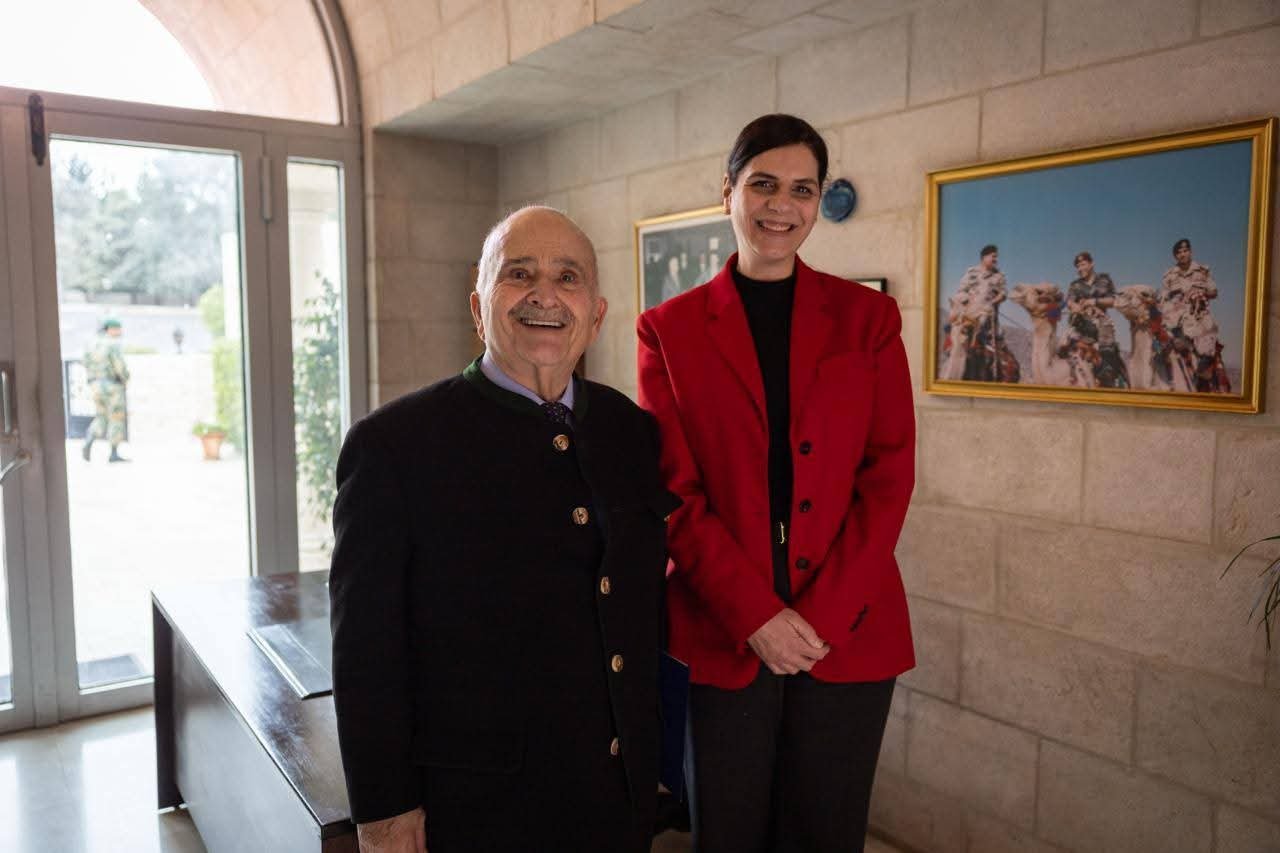 تهاني من رئيس التحرير ايسك نيوز الدولية الى الدكتورة تغريد عودة