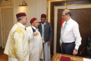 وزير الزراعة يلتقي وفد من عمد ومشايخ مطروح ويوجه بدعم المزارعين بشتلات الزيتون وسلالات الأغنام