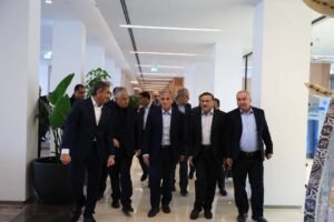 رئيس الوزراء يفتتح فندق كراون بلازا المغلق منذ سنوات بعد تحديثه والذي يوفِّر 200 فرصة عمل