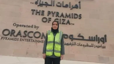 تفاعل واسع مع فيديو عاملة المتحف المصري الكبير المجتهدة: «تتشالي فوق الراس يا ست الكل»