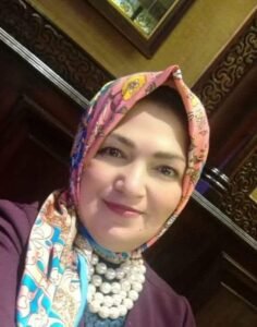 مش قادرة انسى تفاصيلك
ضحتك كلمتك شكوتك
همستك لمستك 
نسمة عبيرك

مش قادرة انسى تفاصيلك
مش قادرة اتخلص
من طيفك وتأثيرك
يا رتني ما عرفتك
 ولا حسيتك

مش قادرة انسى تقاصيلك
دوبت من نظرة
وبسمة وتسبيلة
ضمتني أخدتني
بهمسه وترتيلة

مش قادرة انسى تفاصيلك

حتى إسمي لما تناديني
لسه بسمعك تواسيني
وبحرفين من إسمي 
تناديني
حنيتك لهفتك 
وخوفك عليا تضمني
وبروحك تفاديني

إزاي انسى تفاصيلك

وبقصايدك فيا تهاديني
أخدك الموت مني
ما بين ضحى وعشية

يا دايب جوه شراييني
كنت بنسيانك وصيني
واعمل لي تعويذة
من عشقك تنجيني

أصلي مش قادرة انسى تفاصيلك







