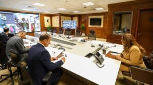 وزيرة التنمية المحلية تترأس غرفة عمليات لمتابعة تعريفة المواصلات.. وتوجّه بالتصدي للمخالفات