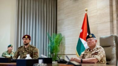 الملك يزور القيادة العامة للقوات المسلحة يرافقه سمو الأمير الحسين بن عبدالله الثاني ولي العهد