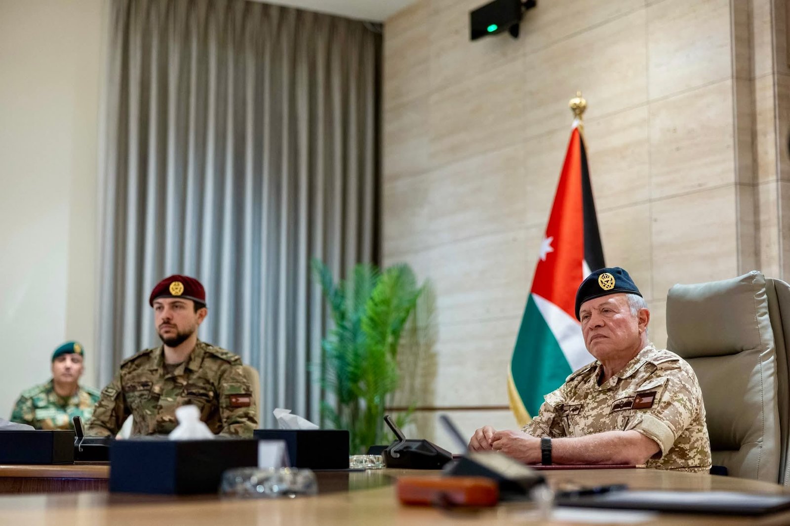 الملك يزور القيادة العامة للقوات المسلحة يرافقه سمو الأمير الحسين بن عبدالله الثاني ولي العهد