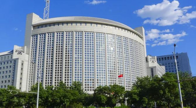 الصين تدعو للتهدئة ووقف التصعيد في مضيق هرمز