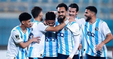 إيمانويل إيبويه أسطورة كوت ديفوار مراقبا لمباراة بيراميدز والجيش الملكي