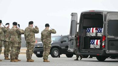 ترامب يستقبل جثامين 6 أمريكيين قتلوا في الحرب مع إيران
