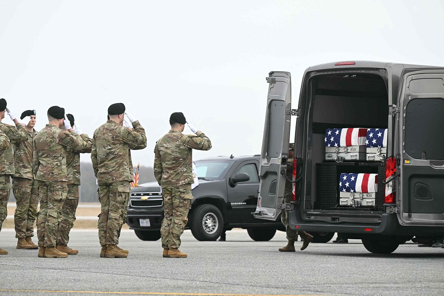 ترامب يستقبل جثامين 6 أمريكيين قتلوا في الحرب مع إيران