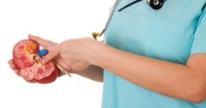 لماذا الرجال أكثر عرضة للإصابة بحصوات الكلى.. وما طرق الوقاية