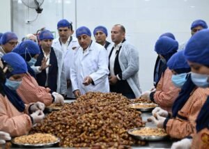 رئيس الوزراء يتفقد شركة " الطحان" المتخصصة في تصنيع وتعبئة التمور